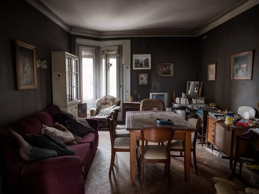 Departamento antes de la renovación: paredes oscuras, muebles descoordinados, distribución poco funcional con sensación de encierro