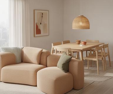 Living comedor moderno con sofá modular en tono arena, mesa de madera clara y lámpara colgante de fibra natural, ideal para parejas jóvenes